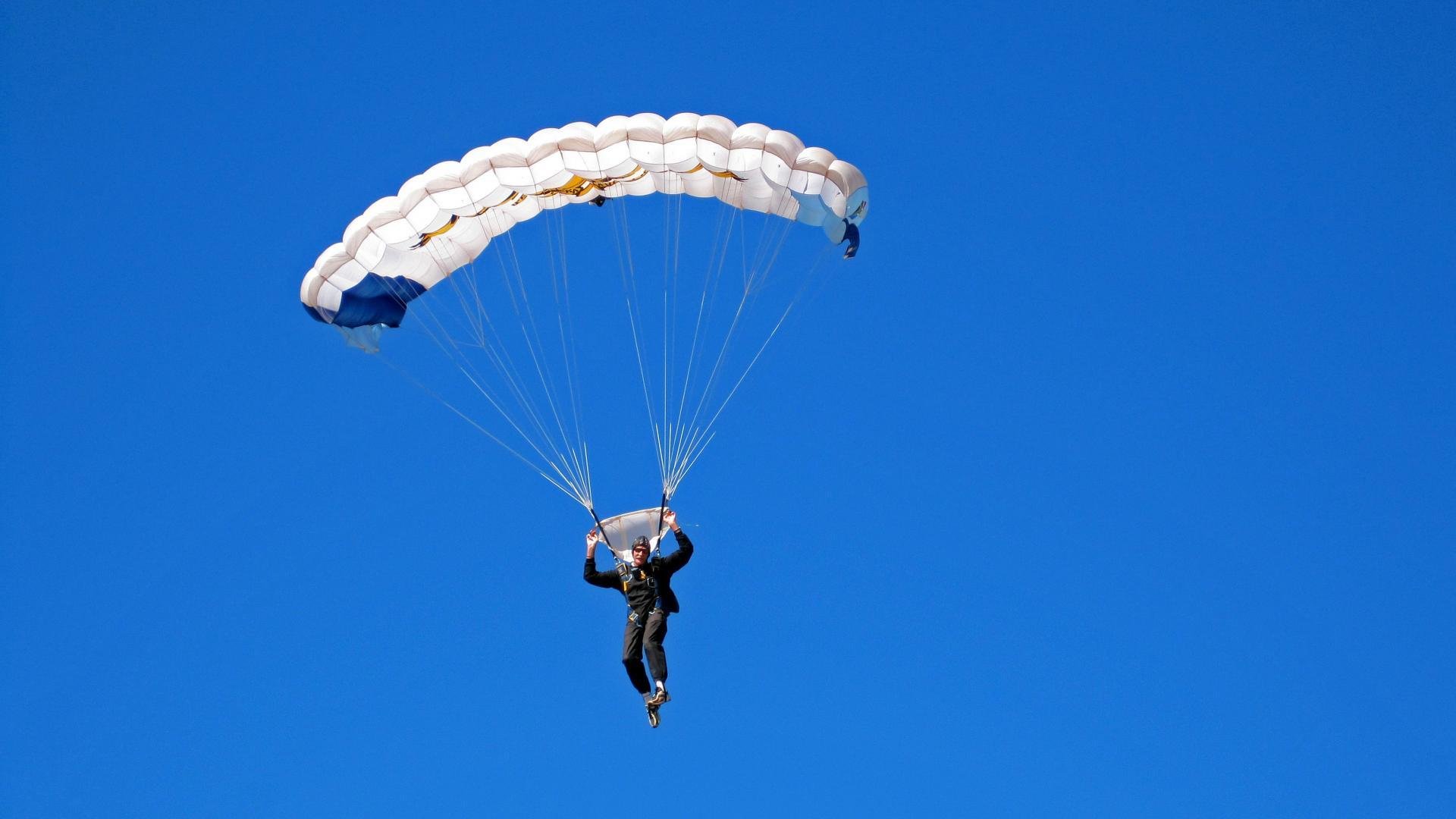 中场战神罗德里一锤定音！曼城碾碎巴黎，他用智慧与铁血接管欧冠半决赛